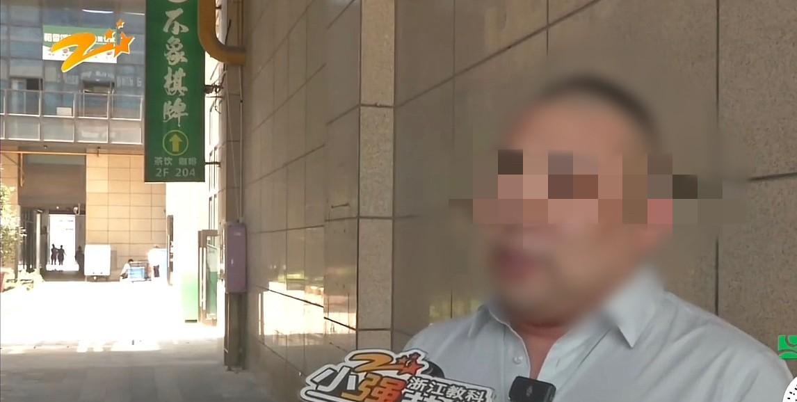 浙江杭州，一男子花了270万给儿子买了一辆法拉利跑车，拿到销售合同后，男子发现这