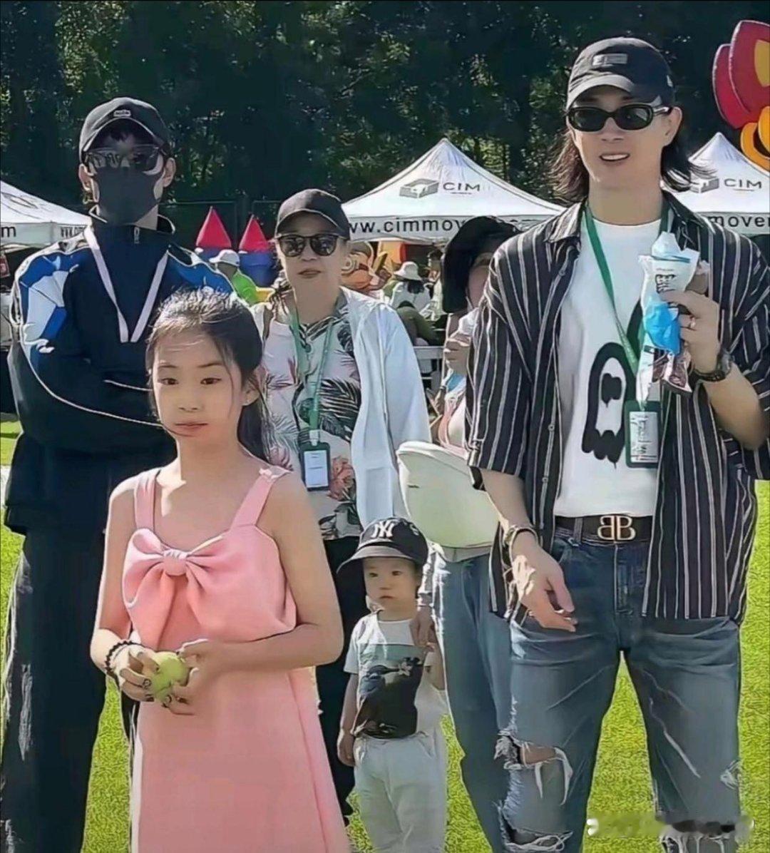 戚薇女儿长大了，简直是mini版的戚薇