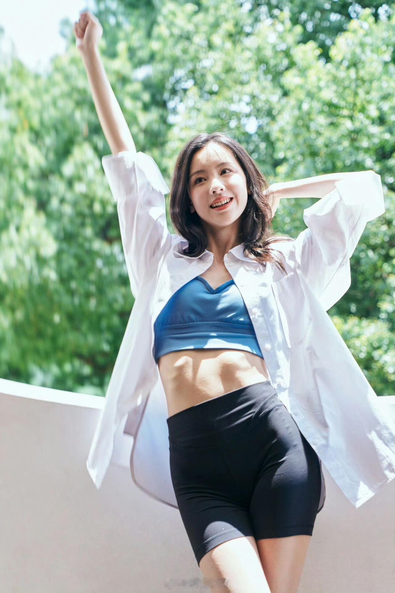 陈都灵这么瘦竟然还有马甲线