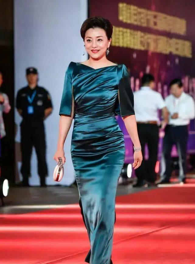 不愧是从美国回来的主持人，这气质比董卿还要好。身材凹凸有致，50多岁了，没有什么