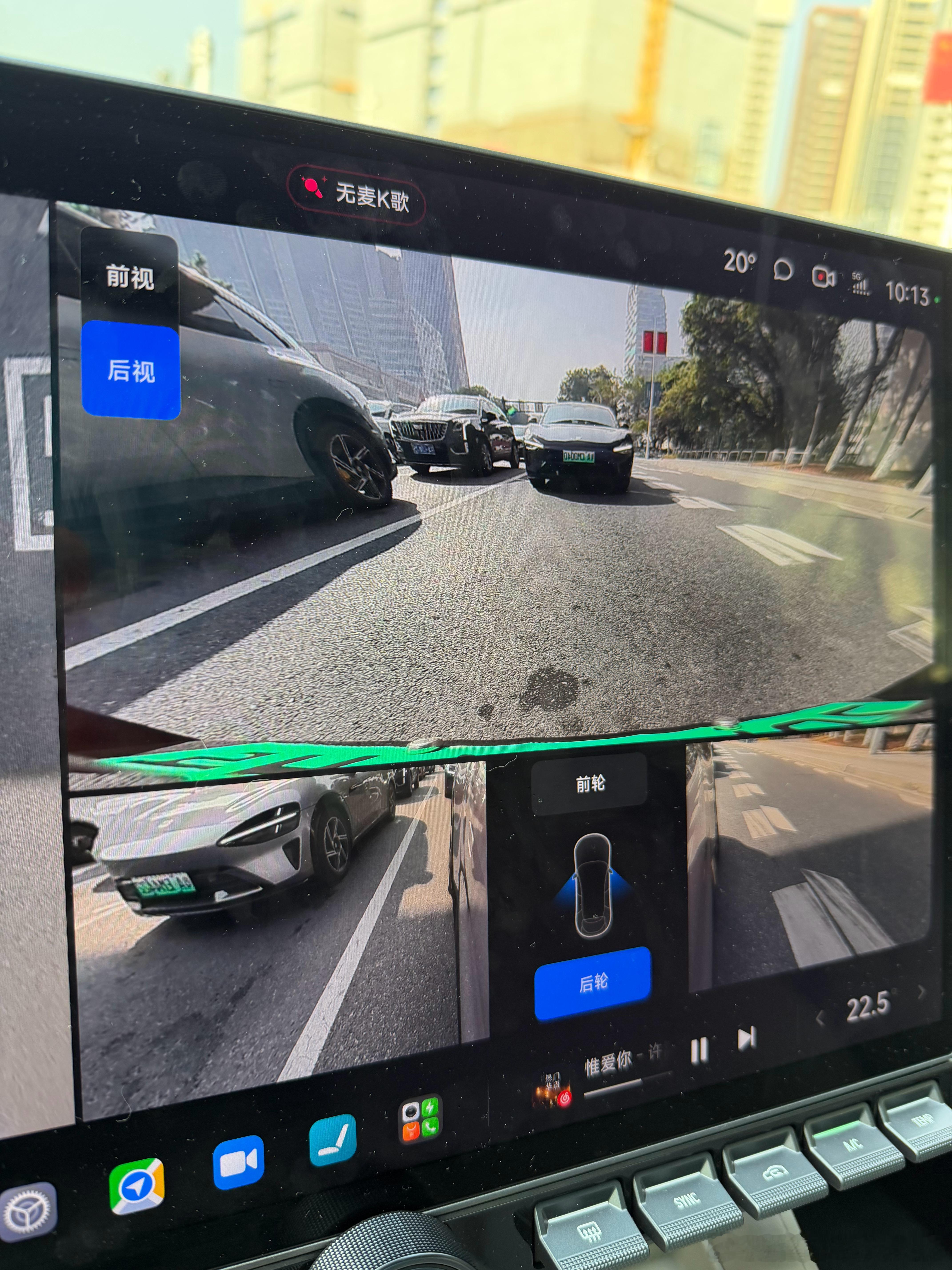 以前路上看到小米车友还会激动一下，现在等一个红绿灯后面和旁边都是小米YU7和SU