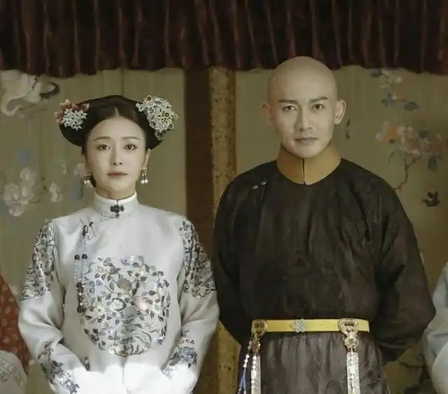 1748年，富察皇后病死，丧礼上，大阿哥永璜哭而无泪，乾隆勃然大怒，一脚将其踢倒