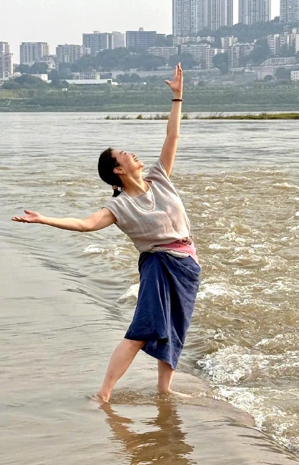 差点误喝长江水，71岁的林青霞彻底放飞自我了！教主林青霞与大家分享了一张自拍