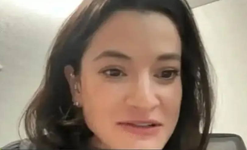 黄仁勋这次带了他的女儿来韩国，他娶的个白人老婆，女儿是当厨师出身的，后来去麻省理