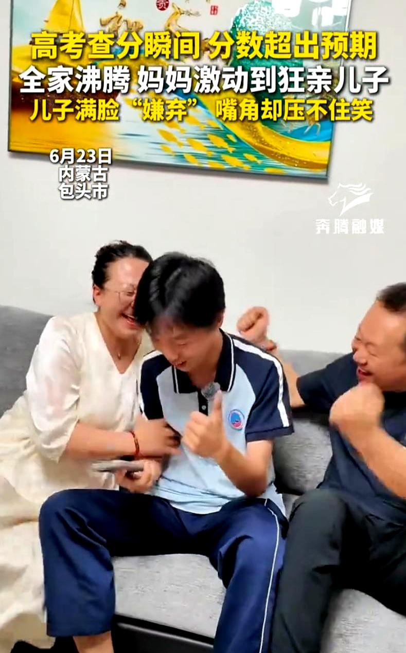 深夜客厅只开着一盏顶灯，三口人挤在沙发等系统放行，男孩夹在中间不停刷新。页面忽