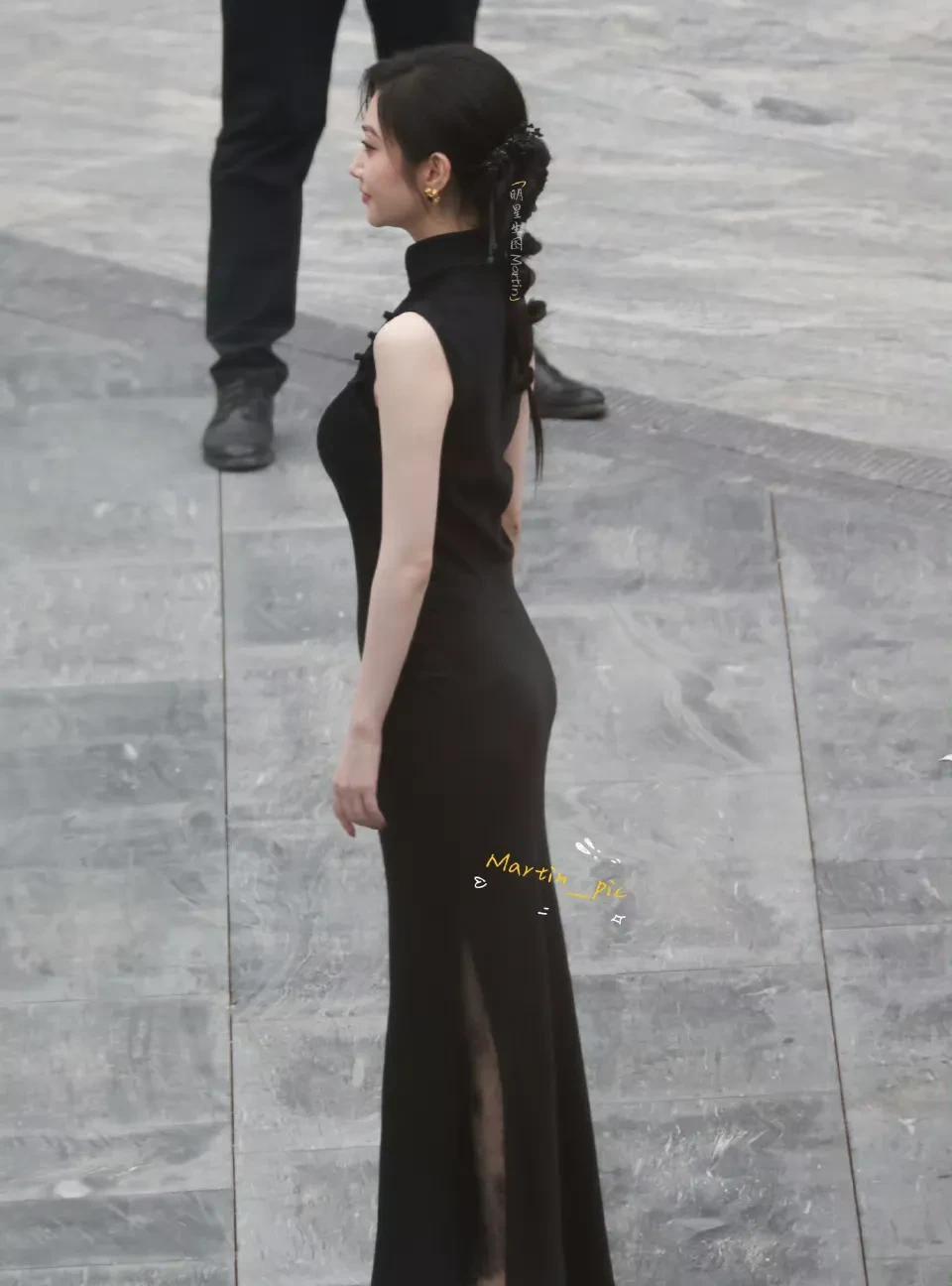 景甜就是穿旗袍最有韵味的女星，不容反驳。Dior黑色旗袍＋黑色盘发，温婉古典
