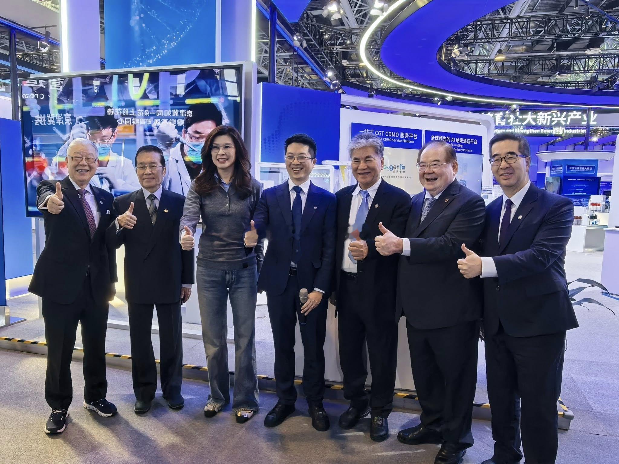 4月11日，参访中关村郑丽文收到机器手礼物秒变郑三岁，郑丽文参观故宫，郑丽文