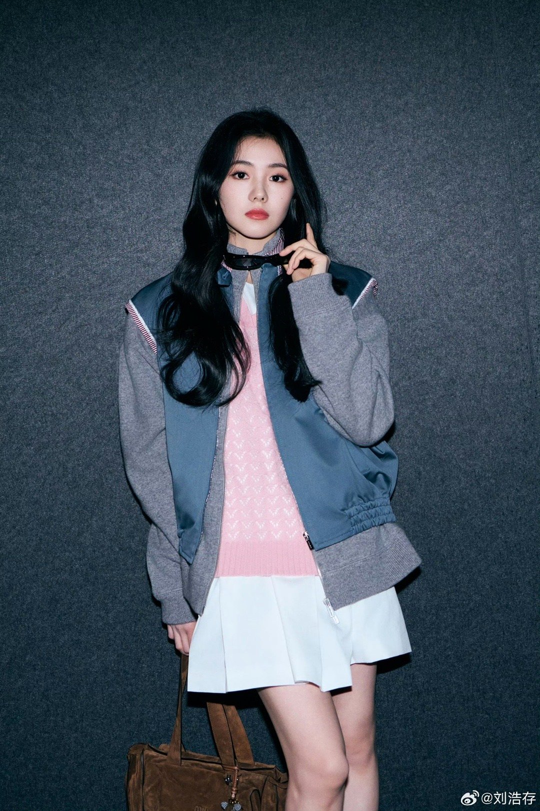 刘浩存不要踩我的衣服大家理智追星啊这太疯狂了吧都要踩到别人衣服了