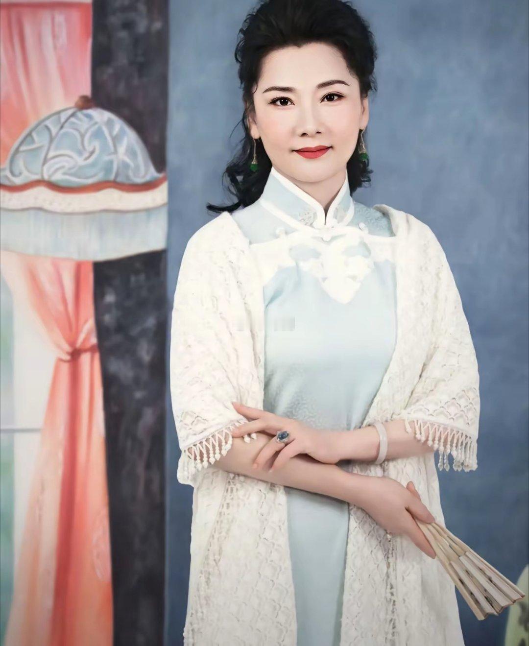 让宁静变成淑女的人出现​不是某一位男明星​也不是她大儿子，而是娱乐圈太后级别的人