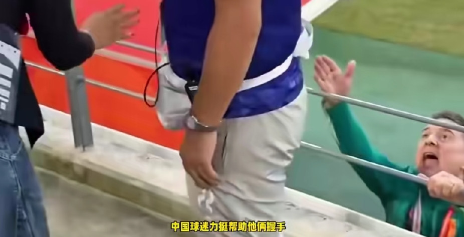 中国男足站上领奖台后，日媒惊呼：拿铜牌不可怕，可怕的是中国球迷护主心切，他们是真爱戴这位西班牙教练！