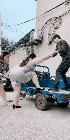 这样一辆破车，一下子上来四个重量级美女，这车恐怕是承担不起。这几个女孩子胆儿也够