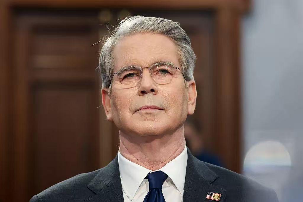 11月11日，美财长贝森特向媒体说:“印度有多个国有炼油厂已经准备停止购买俄石油