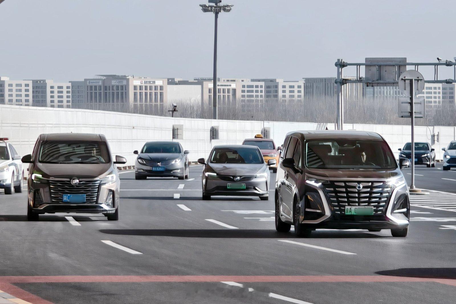 一会儿飞珠海，进航站楼前冒一根，顺便拍拍车。注意，图3和图4并不是同一台。这牌子