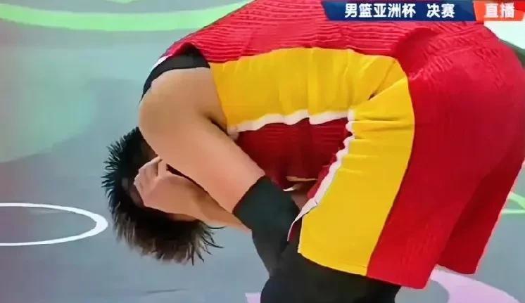 高压之下两罚全中，这是中国男篮本次赛事的最大进步。在赵睿站上罚球线的时候，说实
