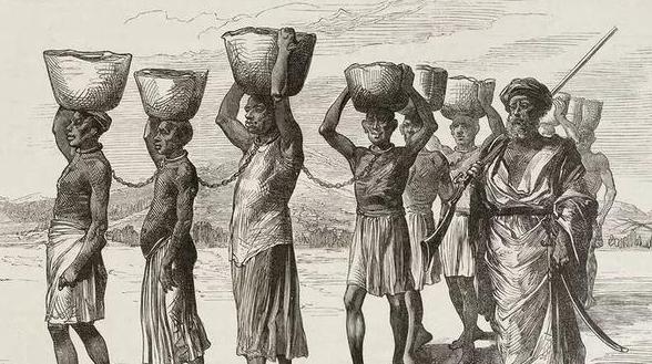 黑奴贸易里，奴隶贩子把黑人扒得精光、让男女挤在一起，表面看是省钱省事，实际上是一