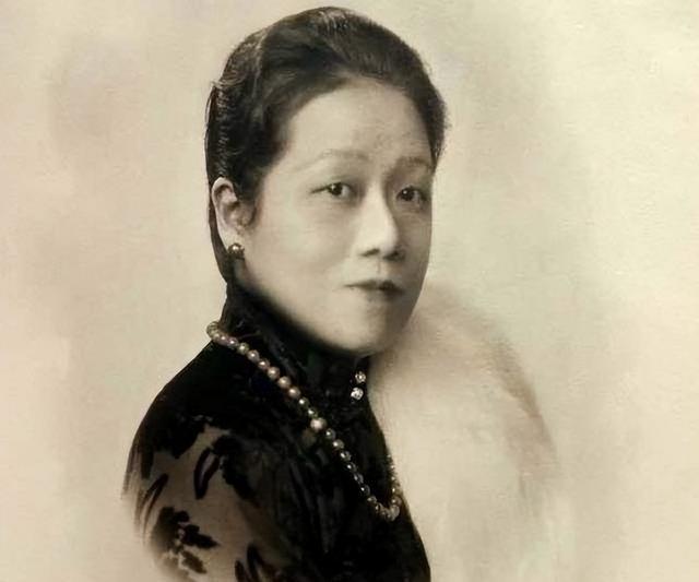 1906年1月，宋霭龄出席白宫宴会。宴会上，罗斯福总统问她，觉得美国怎么样？在场