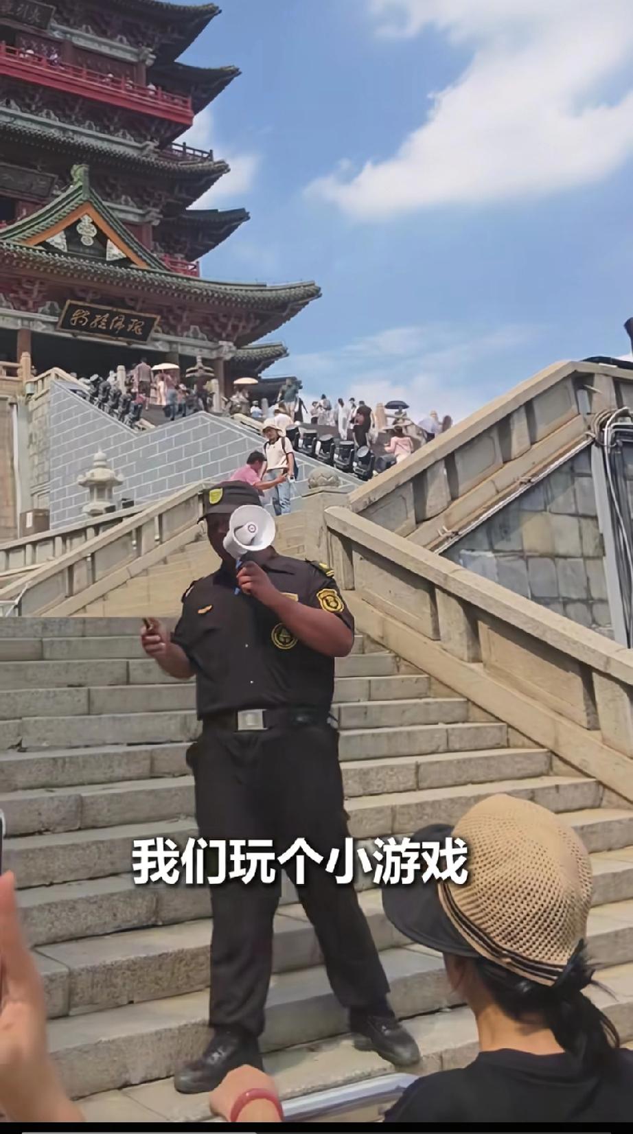 “保安火了，上人民日报了！”10月2日，江西南昌腾王阁景区人太多，许多买了票的游