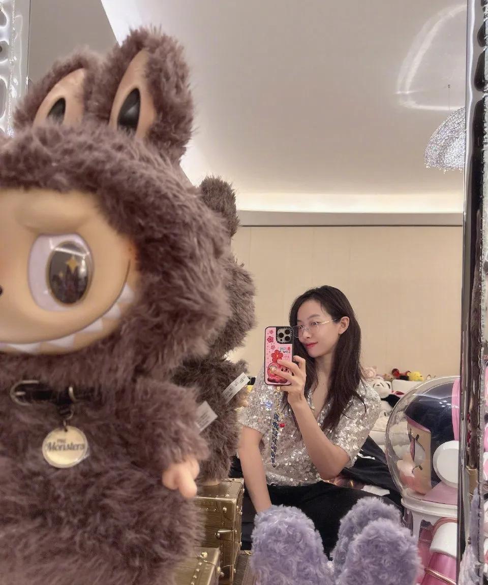 宋茜，也拍了眼镜照，还不错就是…