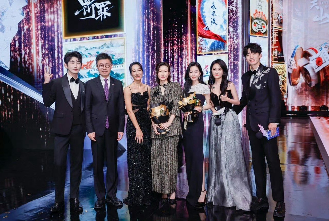 吴奇隆无名指戴了戒指一念关山扛剧大女主是刘诗诗被平台认可拿下GA的是刘诗诗意气风