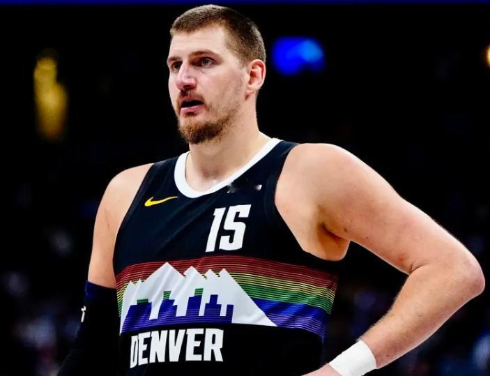 🇺🇸美媒：“约基奇成为NBA历史上首位单赛季拿下篮板王和助攻王的球员！”