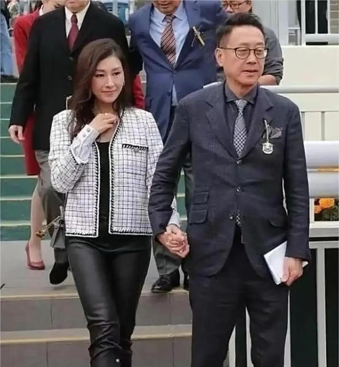 63岁富豪同框55岁女星，脸却像40我刷到照片愣住：许晋亨西装笔挺，林嘉欣