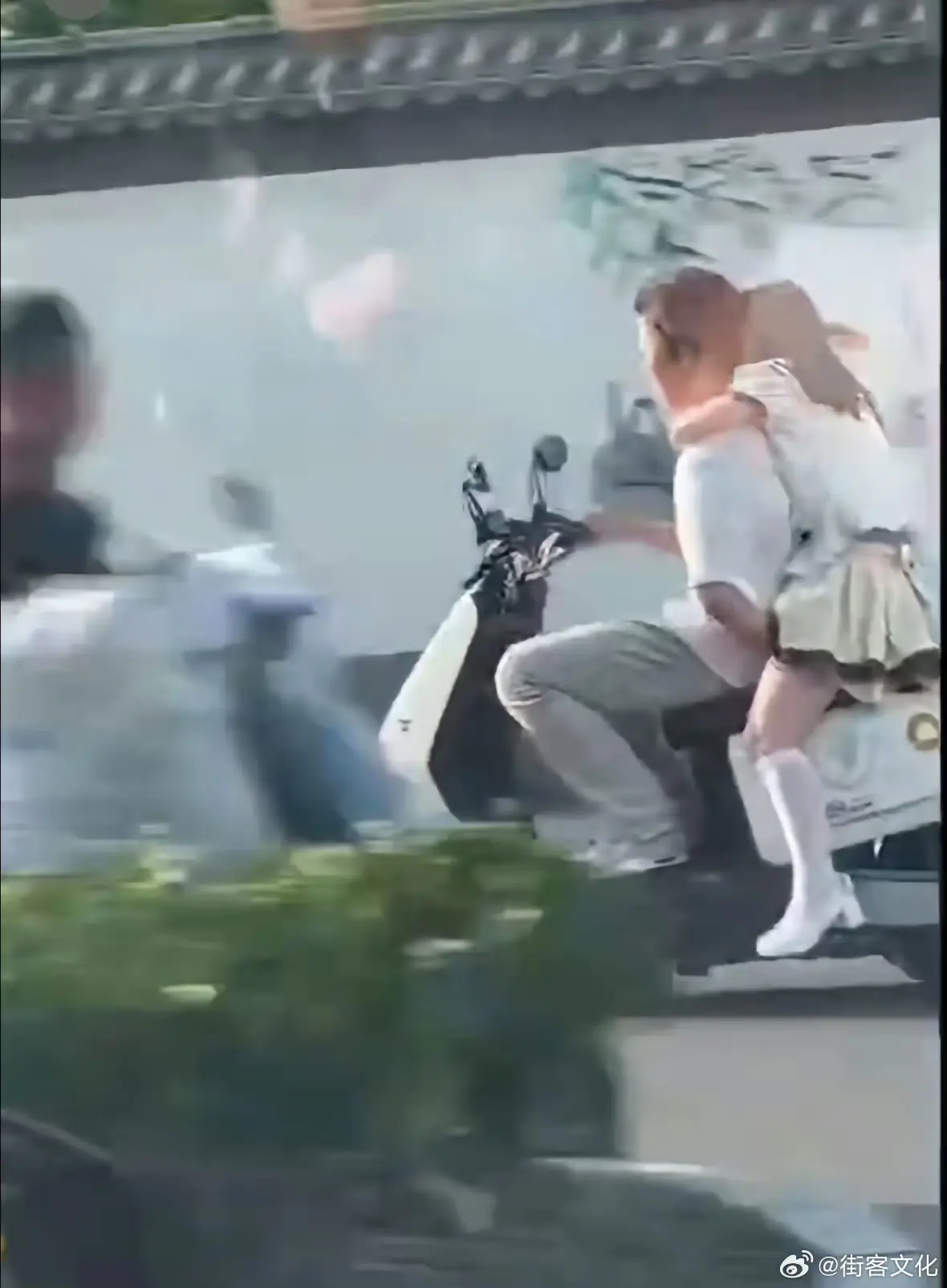 兄弟这操作6啊，单手骑车！​