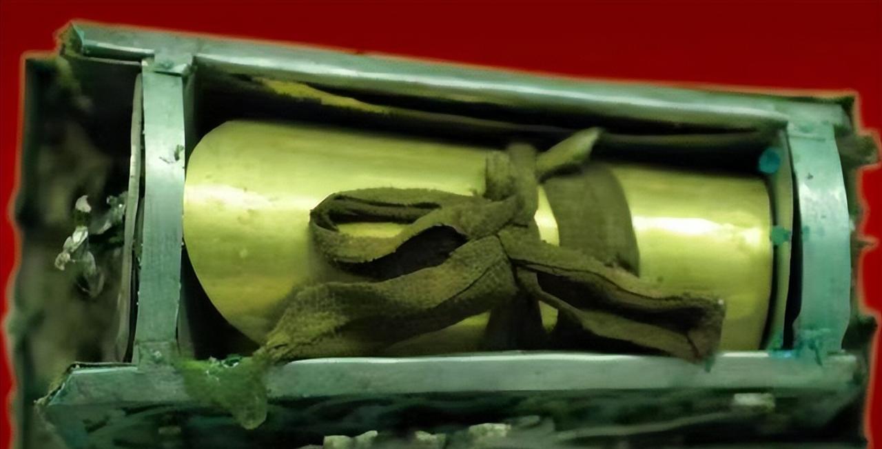 一口巴掌大的金棺，被一条唐朝的丝带系着蝴蝶结，封了整整1300年。全中国最顶尖的