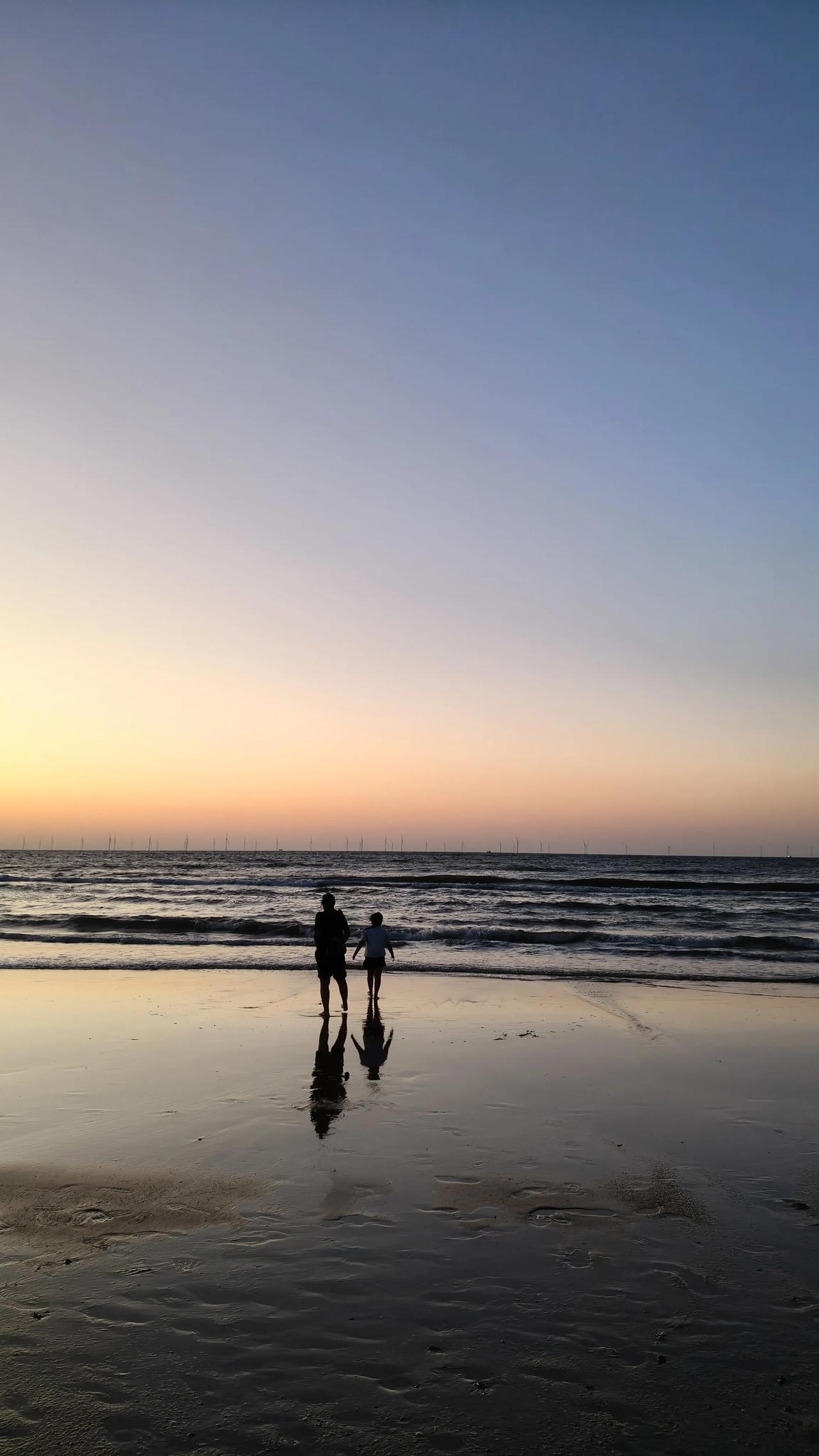 秋日生活打卡季秋风送爽落日黄，海滩宁静送微浪，且看秋色农家院，瓜熟蒂落喜洋洋[偷