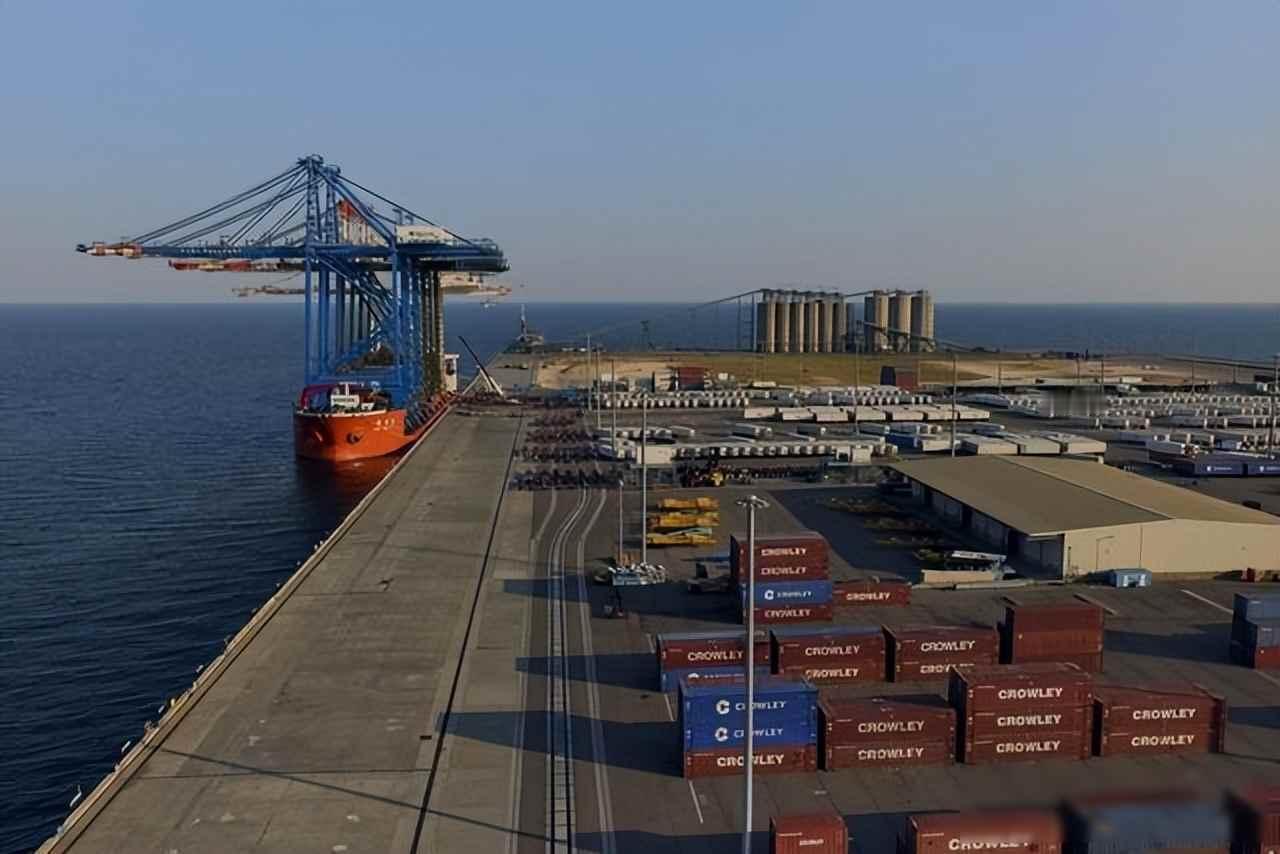美国港口等中国吊机，政客查“间谍”，码头却靠它吃饭去年底，一台叫“振华29号