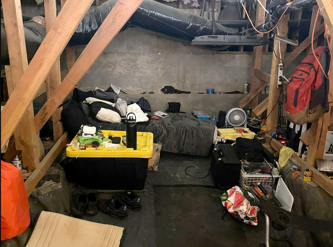 现实版《寄生虫》藏在别墅地下三个月，吃喝用电全靠屋主买单！美国俄勒冈州，一名男子