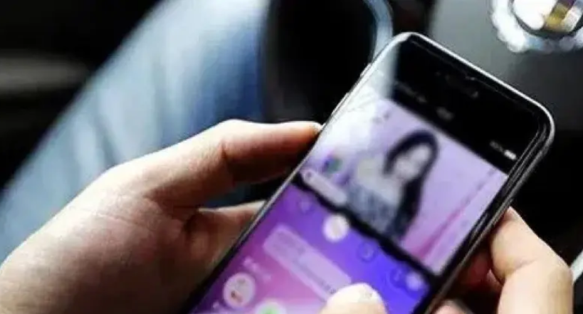 新疆乌鲁木齐，一男子背着妻子在网上打赏一女主播90万，女主播通过微信向男子发裸照