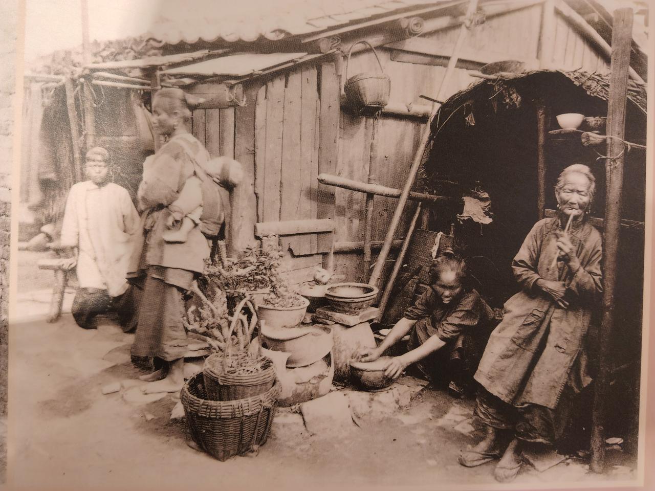 下面两张图片是过去的中国人。第一张图片是1870的广州市民。第二张图片是1880
