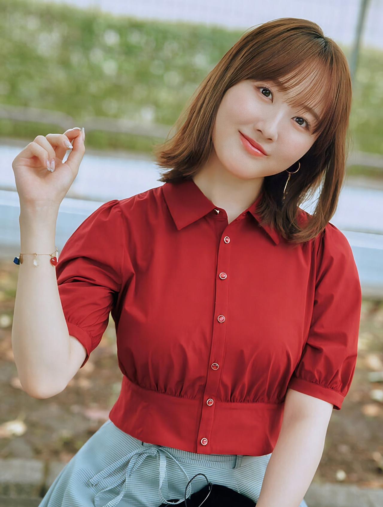 红色衬衫搭配清新蓝裙，活力满满！