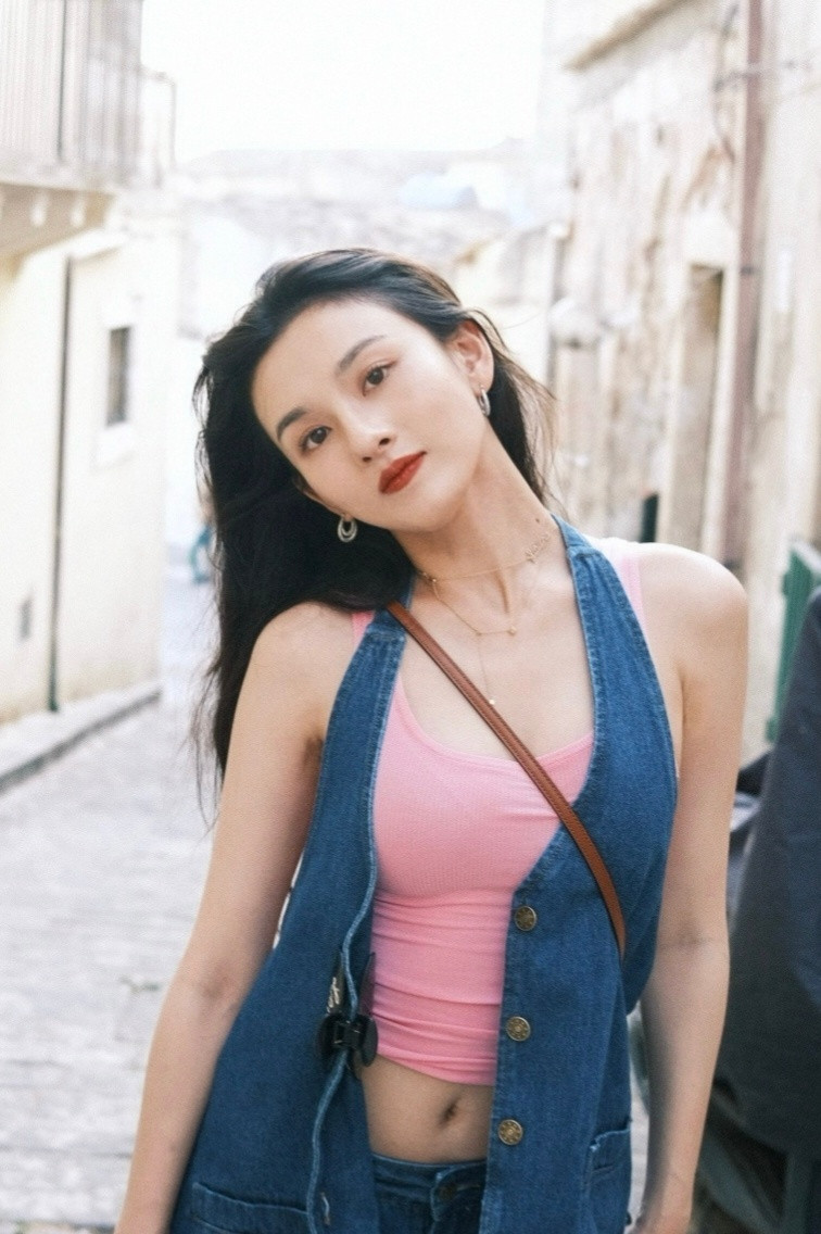 宋祖儿更新了一组日常生活照🥺宋祖儿表妹万福粉衣造型路透​​​