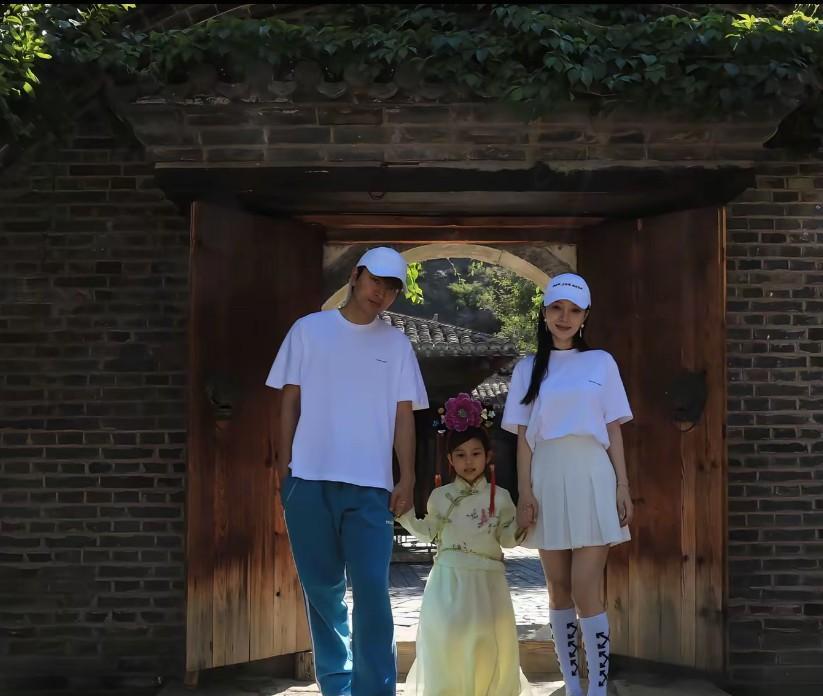 昨天，贾乃亮、李小璐女儿甜馨在抖音平台晒照，罕见出现一家三口的合影。看了甜馨晒一