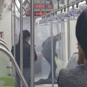 这两天长沙地铁三号线发生的事儿，可把大家吓得不轻。有网友发视频说，车厢里突然浓烟