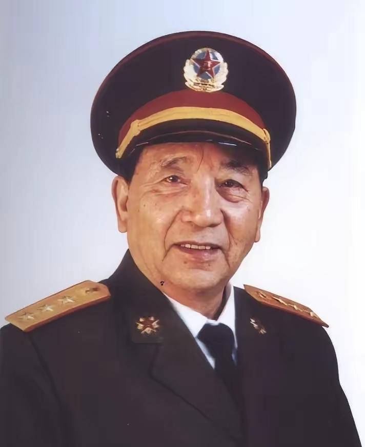 1956年，秦基伟副司令员在调研部队时，因为晚上睡不着，就在院里溜达，就在这时，