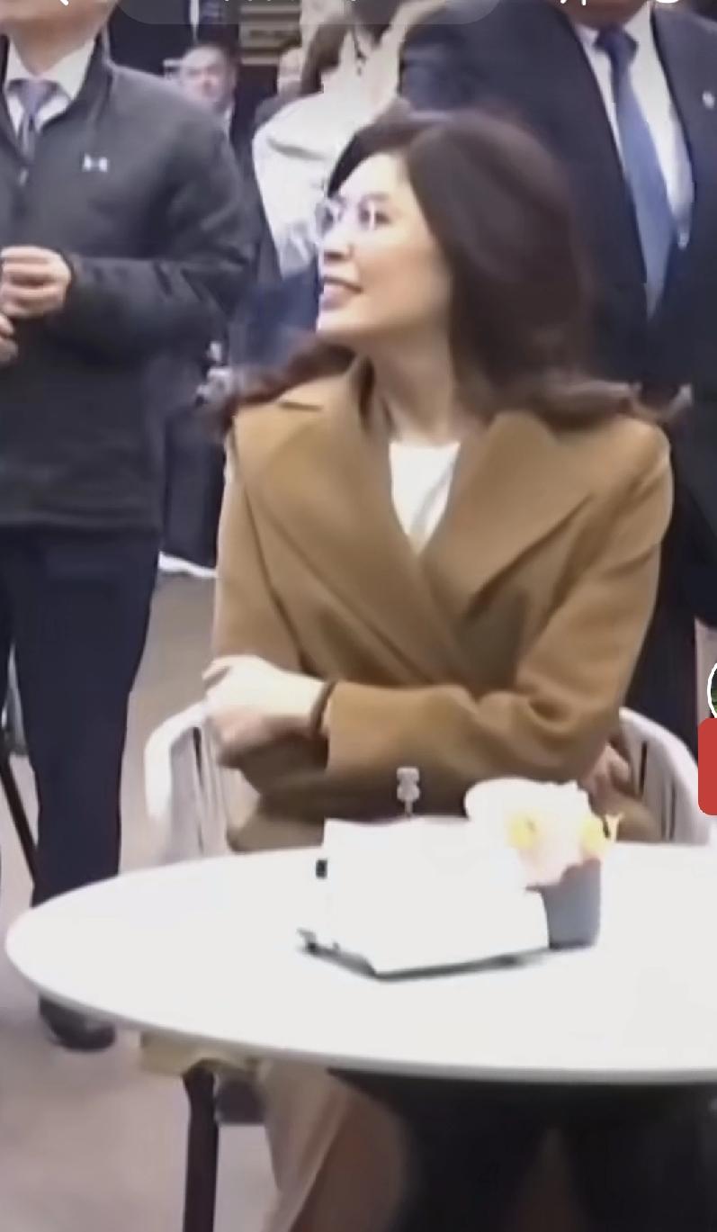 郑丽文坐在黄浦江的邮轮上，脸上的羡慕和惊喜真的藏不住，二十一年后再来大陆，中国大