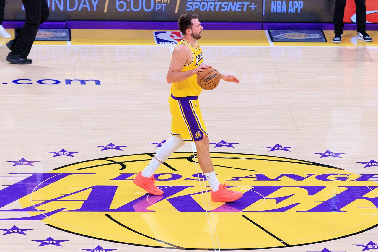 雷迪克：这次第四节雪藏艾顿终于派上用场了。湖人主场战掘金，比赛最后15.1秒，