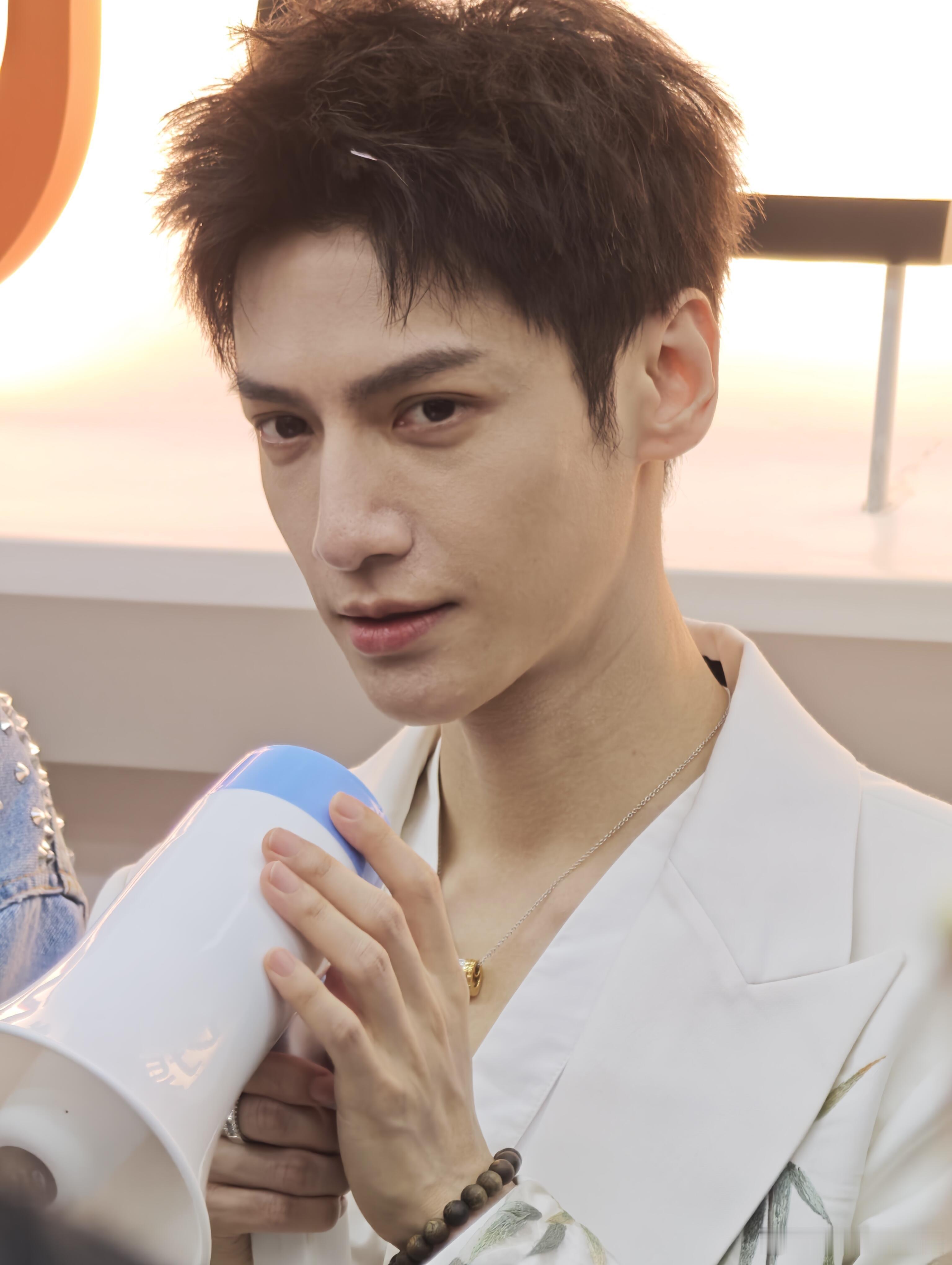 罗云熙扫楼生图，可以贴脸狂拍的水平