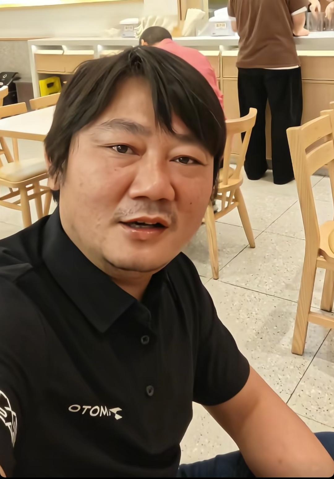 张雪发视频为余承东发声后，网友们对张雪的这一动作有不同的看法：第一类：关心张雪