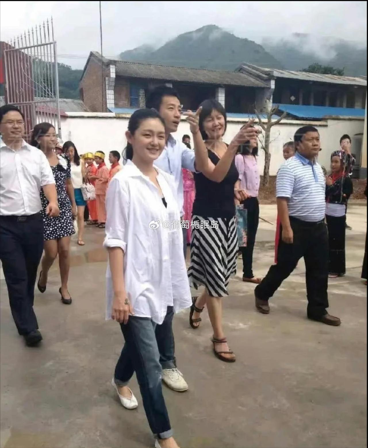 翻到一组老图瞬间被戳中：当年俏江南最红火的时候，大S跟着汪小菲扎进云南山区做慈善
