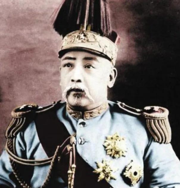 袁世凯这个人，打了一辈子仗，管了一辈子人，到最后连自己后院的事也没逃出他那套