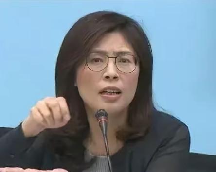 万万没料到，新当选的国民党主席郑丽文，很多人之前只听过她敢说敢怼的政坛风格，深挖