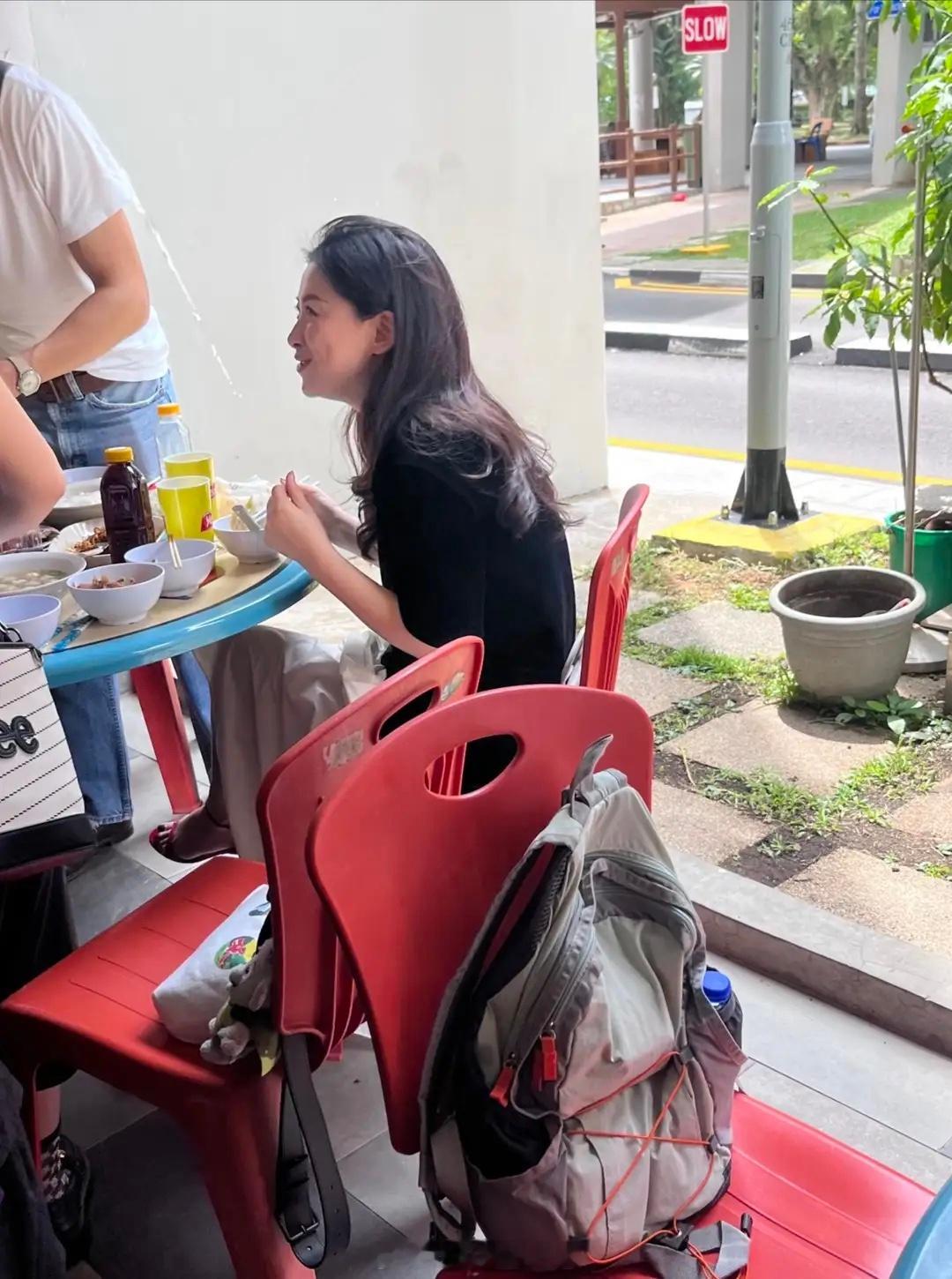 朱珠在新加坡吃大排档，和4岁女儿穿母女装，老公为她拍照好甜蜜！