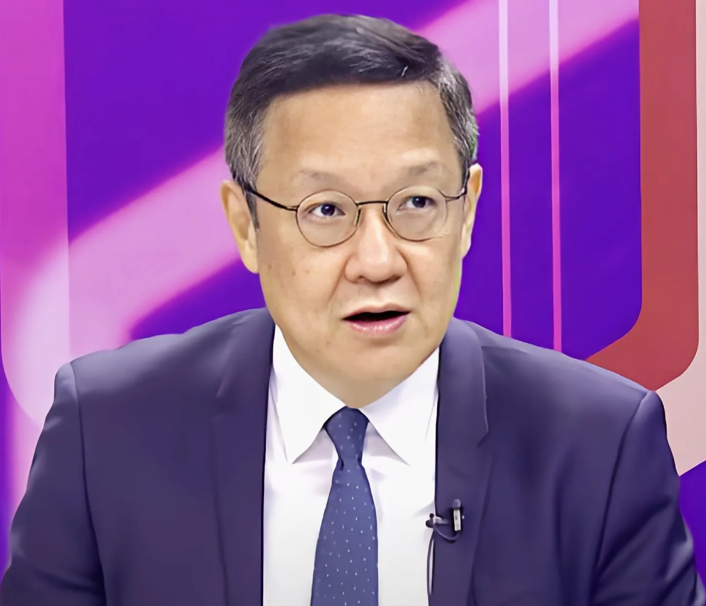 介文汲表示：我碰到过一位美国外交官，你们知道他是如何评价咱们中国的外交官的吗？