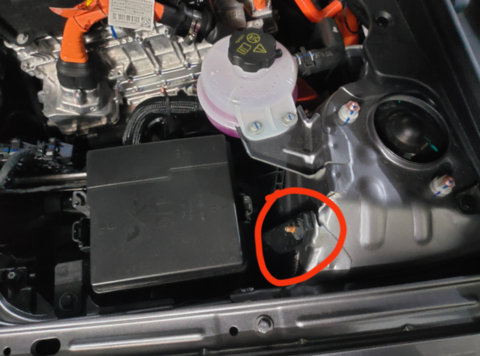 比亚迪预约充电失效，提车到现在问题多多。一、生锈1.提车4天后加玻璃水，打开