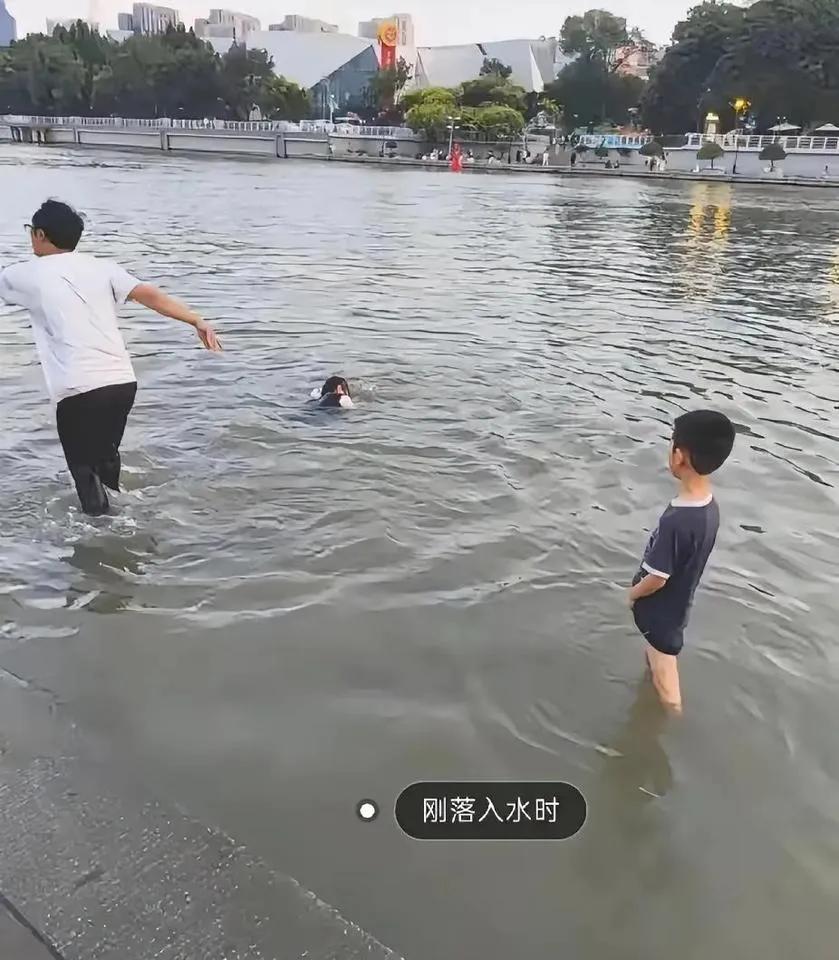 不相信岸边上百名观望者都不会游泳，眼睁睁的看着年轻的母儿俩慢慢的落水溺亡，太可惜