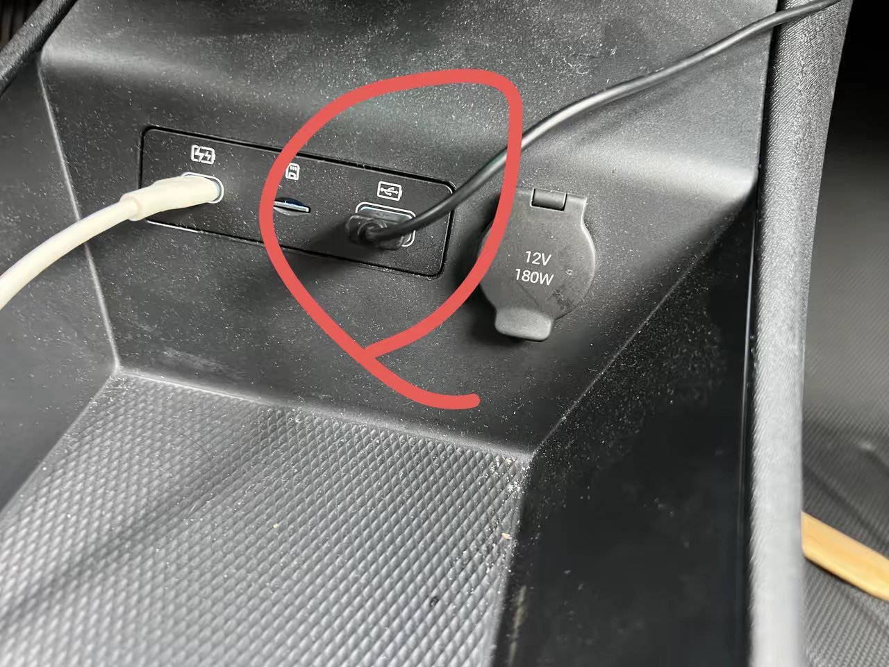 比亚迪海豚的usb接口居然不断电？由于原车行车记录仪太垃圾了，装了一个新的记录