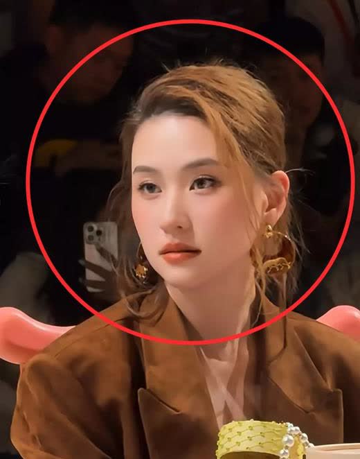 我闺蜜在娱乐圈做化妆师，她昨天悄悄跟我说，其实她认识的化妆师都不怎么喜欢何超莲